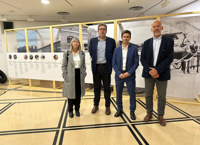 Oriol Martori, director general de Transports i Mobilitat, visita l’exposició de TGO DX